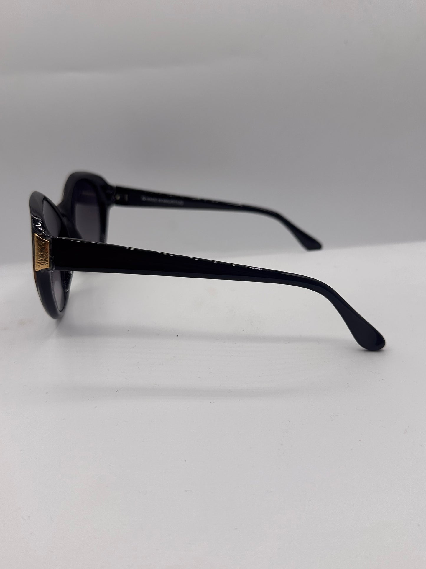 Global Connections 1980s vintage Sunglasses, left side