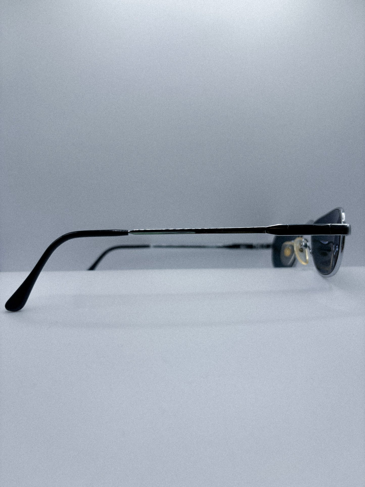 “Noir Transit” 1980s Economy Sunglasses