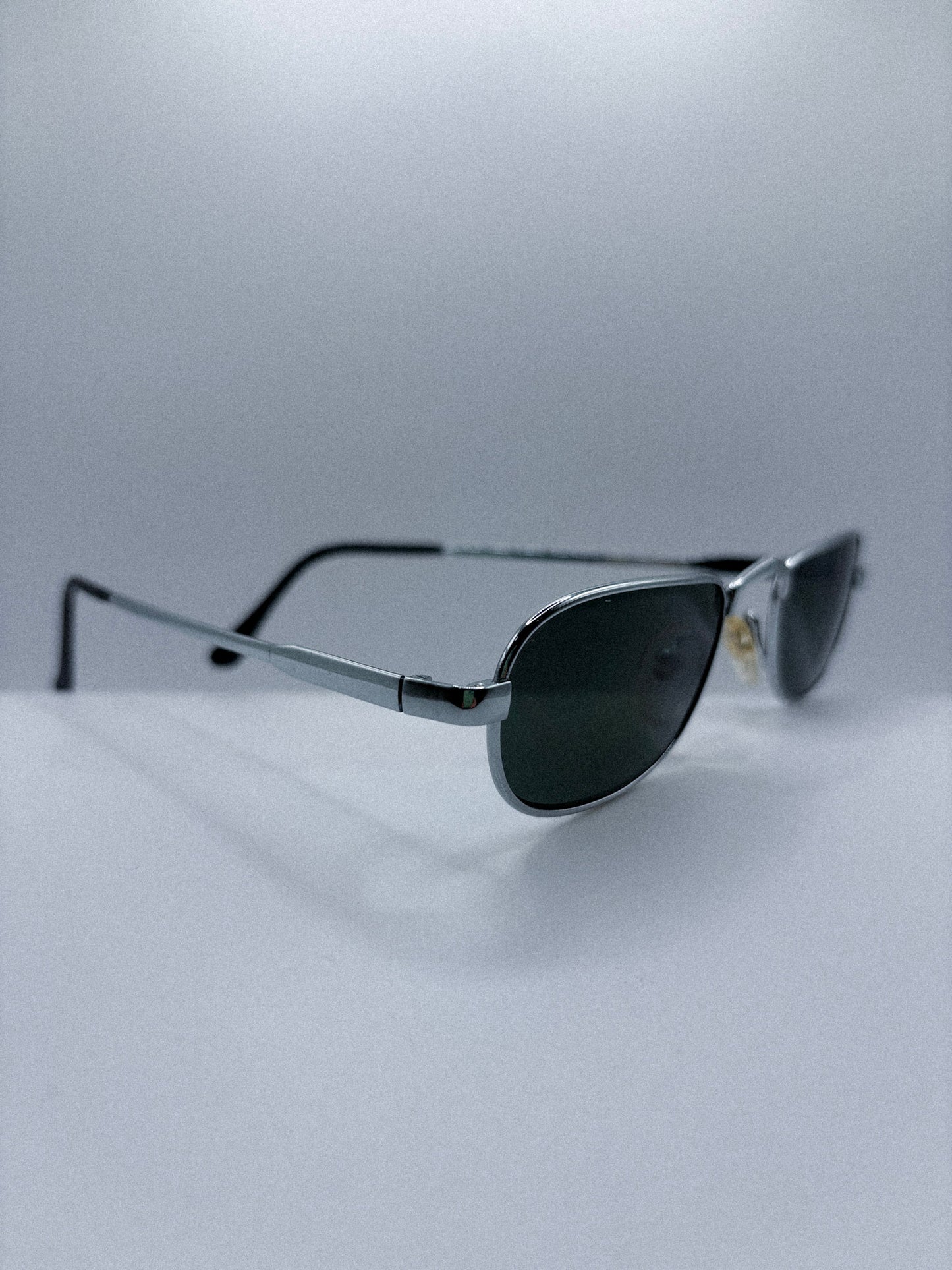 “Noir Transit” 1980s Economy Sunglasses