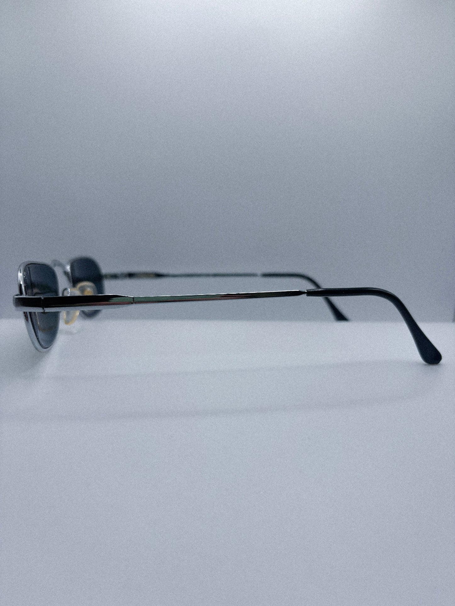 “Noir Transit” 1980s Economy Sunglasses