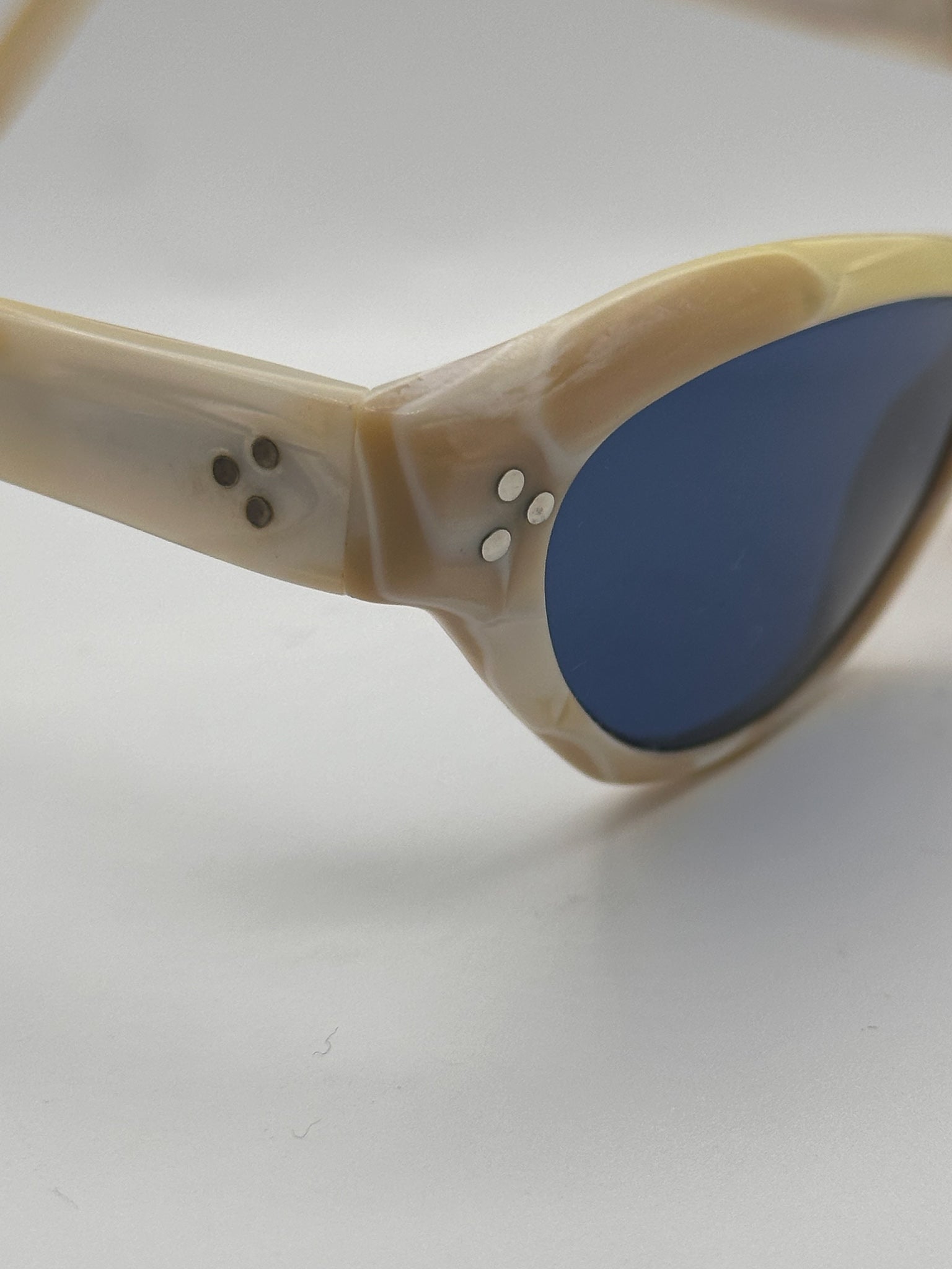 Opal_1990s_L.A._Eyeworks_vintage_sunglasses, right zoom in side