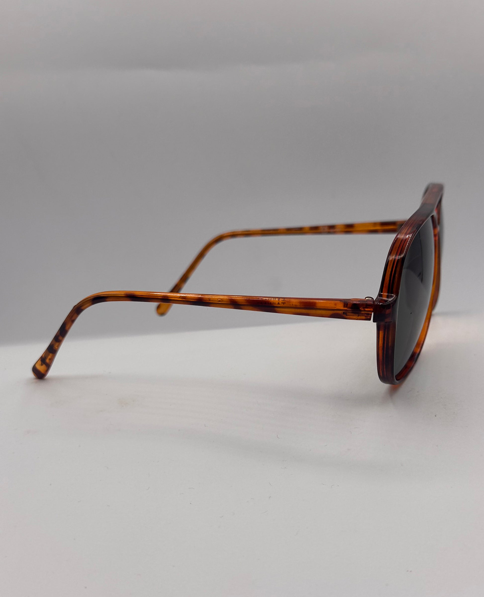 Tortoise Pilot 1970s vintage Sunglasses, right side 2