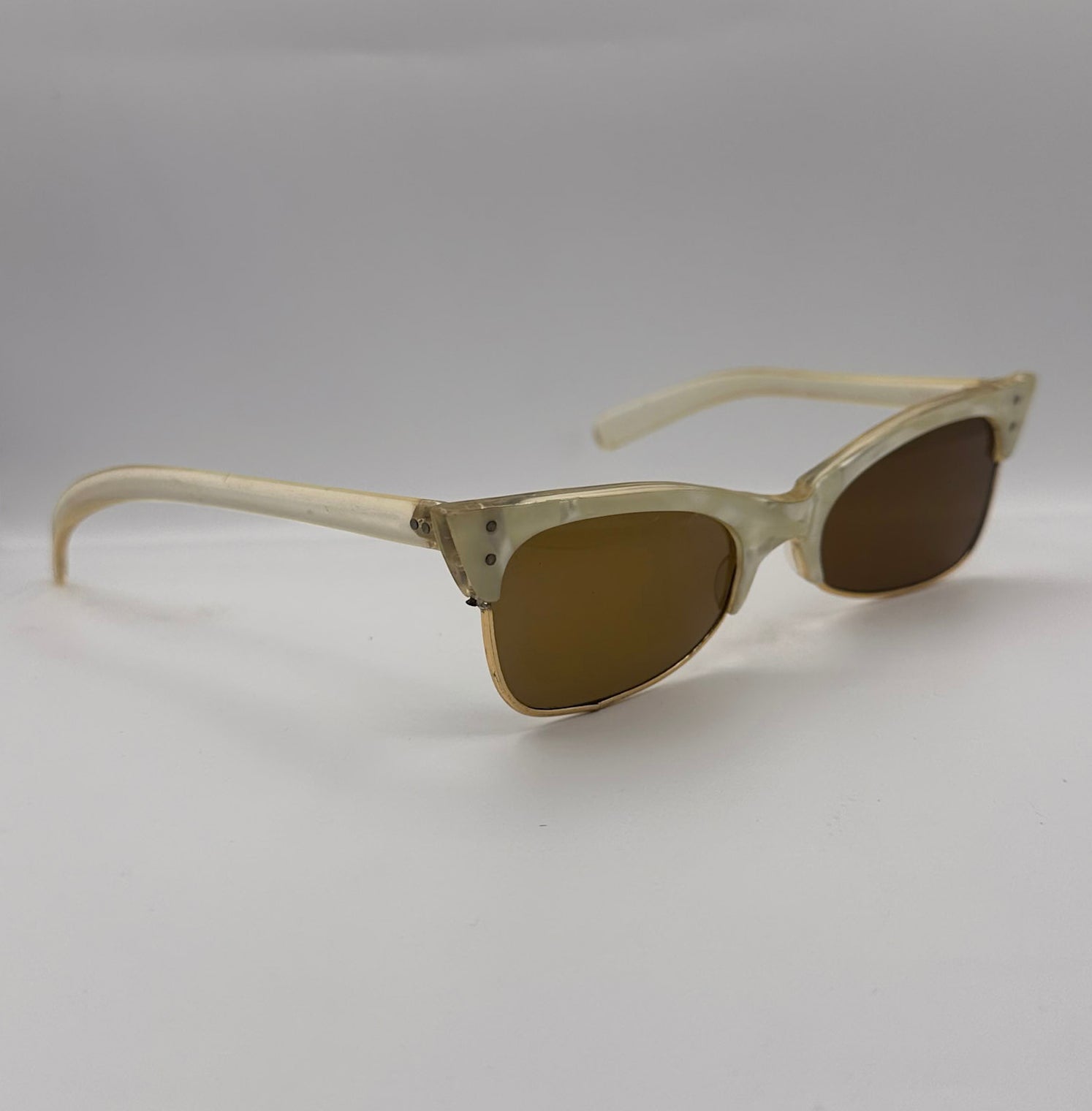 catty-opal-1950s Italian Cat Eye Vintage Sunglasses, right side